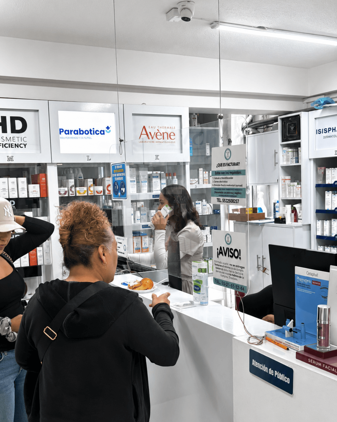 Mostrador principal de Farmacia Dermcenter Coapa