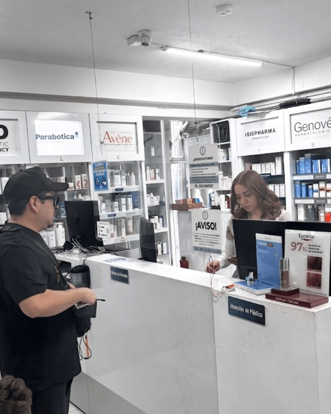 Anaqueles de dermocosméticos en Farmacia Dermcenter Coapa